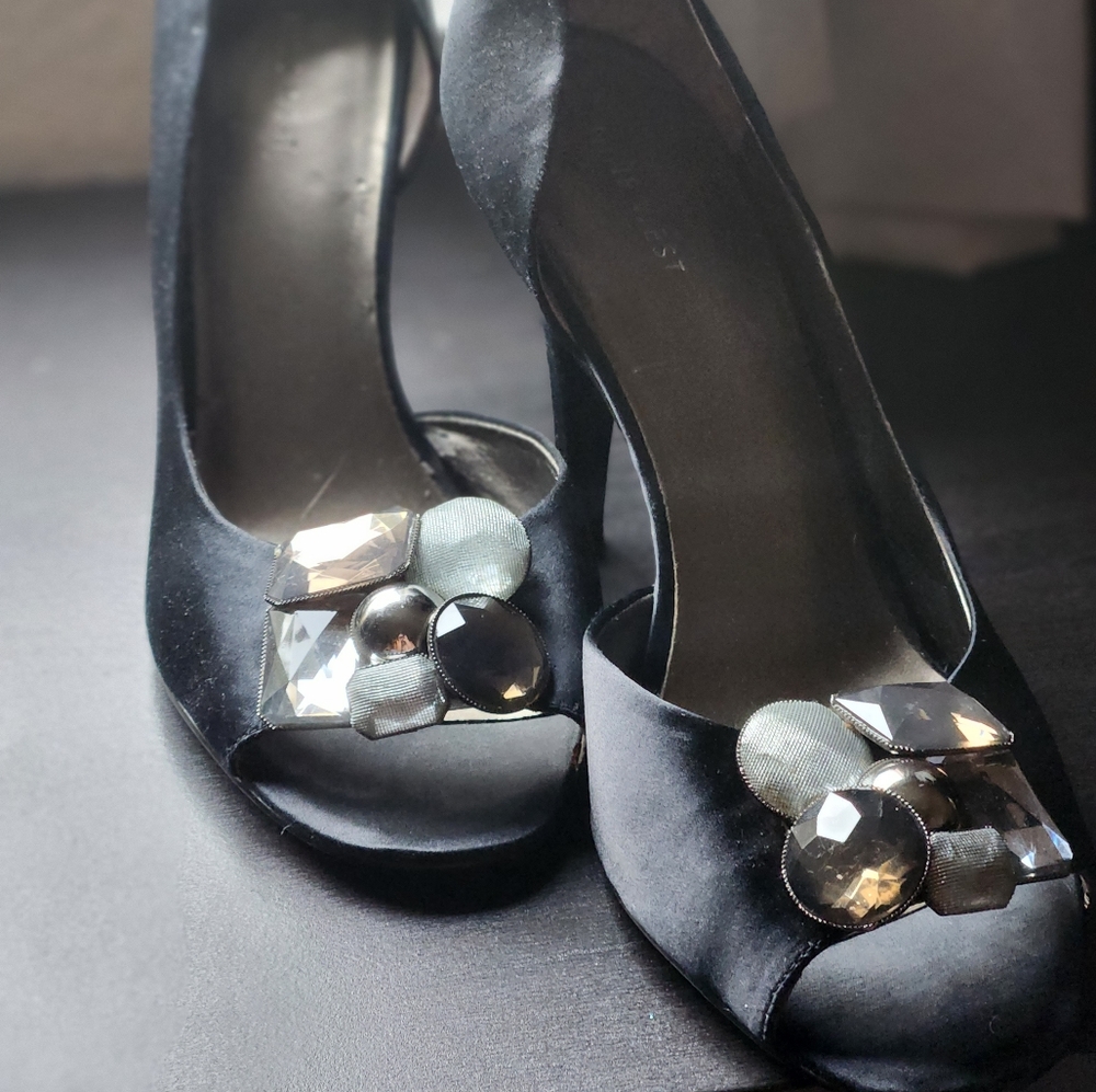 Bejeweled Nine West size 10 satin d'orsay heel